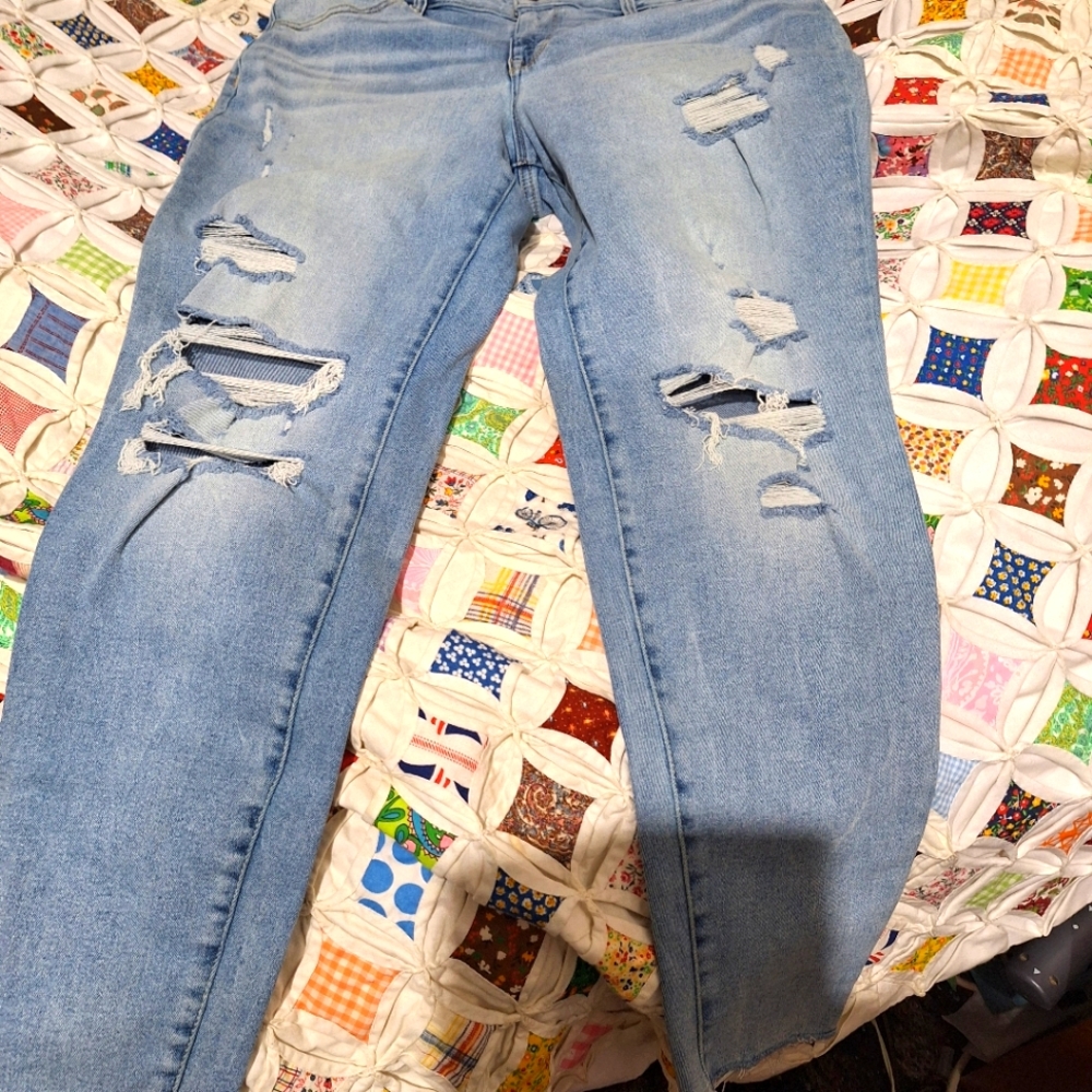Maurices Distressed Women's jeans High rise Size Large